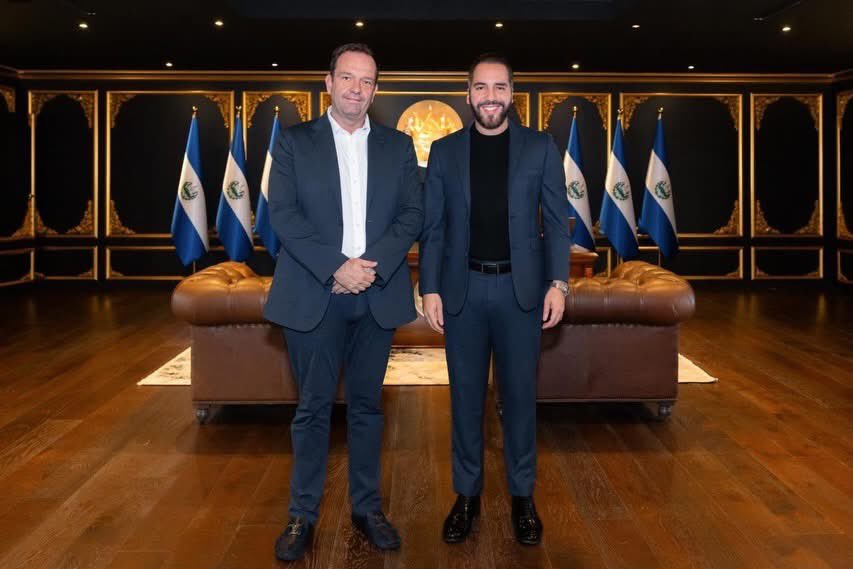 alertanoti's tweet photo. 50 DOCTORS ANUNCIA EXPANSIÓN DE SU MODELO HOSPITALARIO A EL SALVADOR

La cadena mexicana 50 Doctors anunció su llegada a El Salvador como parte de su proceso de expansión internacional, con el objetivo de llevar al país infraestructura médica, tecnología y servicios de atención de alta especialidad.

Representantes de la empresa sostuvieron un encuentro con el presidente de El Salvador, @nayibbukele , a quien presentaron sus proyectos y la visión de la compañía para ampliar su modelo de salud más allá de México.

De acuerdo con 50 Doctors, con esta expansión se convertirá en la primera cadena mexicana de hospitales en extender sus operaciones fuera de México, como parte de una estrategia para acercar nuevas alternativas de atención médica a familias de otros países.

La empresa agradeció al mandatario salvadoreño por la apertura y por recibir a sus representantes para conocer los proyectos que preparan para El Salvador.