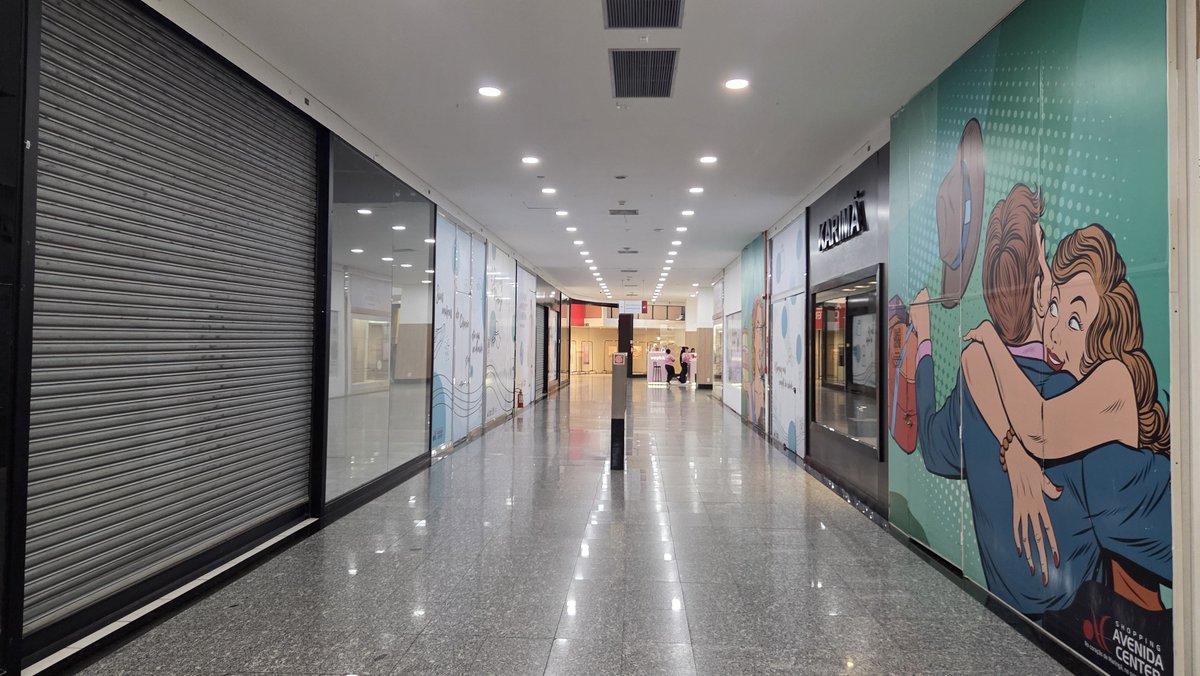 paulodetarsog's tweet photo. Um corredor inteiro fechado num shopping bastante tradicional e bem no centro da cidade.

Eu não vi isso acontecer nem durante a pandemia.

LULA DESTRUIU O BRASIL https://t.co/ux4XMJk0OF