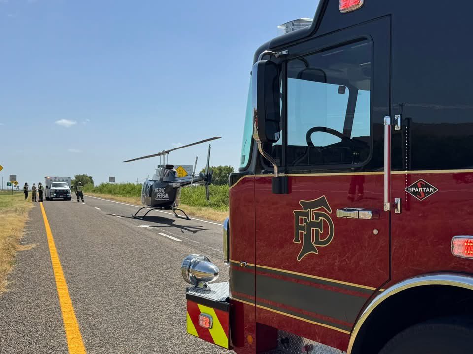TexanReport's tweet photo. 🚁🚒 Forney Firefighters Carry Out Complex Extrication Following Serious Crash; Air Medical Crews Respond 🚒🚁
#ForneyTX #ForneyFire #KaufmanCountyTX #VehicleCrash #AirMedical #TexanReport https://t.co/AySLtaCVI6