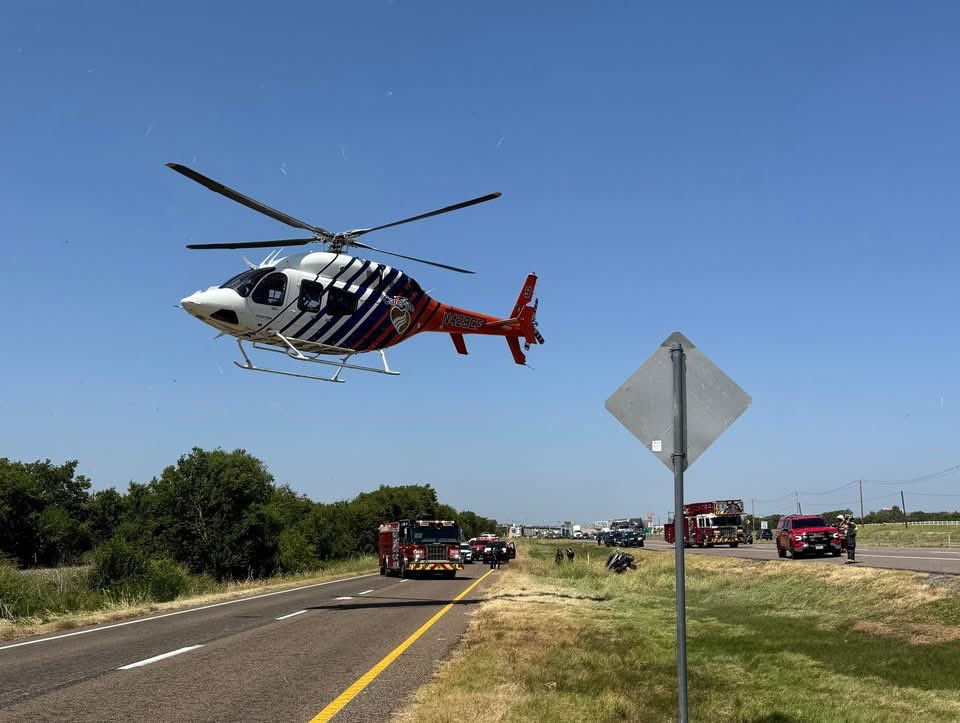TexanReport's tweet photo. 🚁🚒 Forney Firefighters Carry Out Complex Extrication Following Serious Crash; Air Medical Crews Respond 🚒🚁
#ForneyTX #ForneyFire #KaufmanCountyTX #VehicleCrash #AirMedical #TexanReport https://t.co/AySLtaCVI6