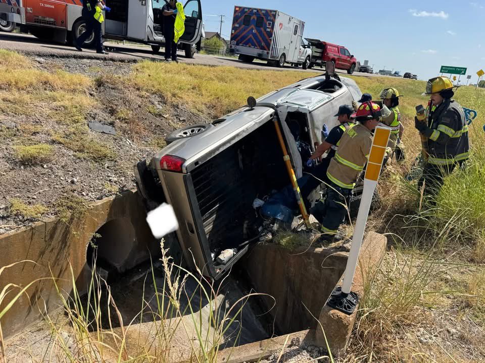 TexanReport's tweet photo. 🚁🚒 Forney Firefighters Carry Out Complex Extrication Following Serious Crash; Air Medical Crews Respond 🚒🚁
#ForneyTX #ForneyFire #KaufmanCountyTX #VehicleCrash #AirMedical #TexanReport https://t.co/AySLtaCVI6