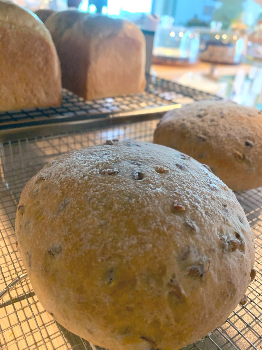 RainbowBreadDay's tweet photo. 焼きたてパン✨

🌾まる粒ライ麦パン
🍞食パン（酒種酵母）
🍡白玉あんぱん
🍈メロンパン

本日もお待ちしております☺️

#飯能 #名栗 #ベーカリー #パン屋 #天然酵母パン https://t.co/Yf6vNXmT75
