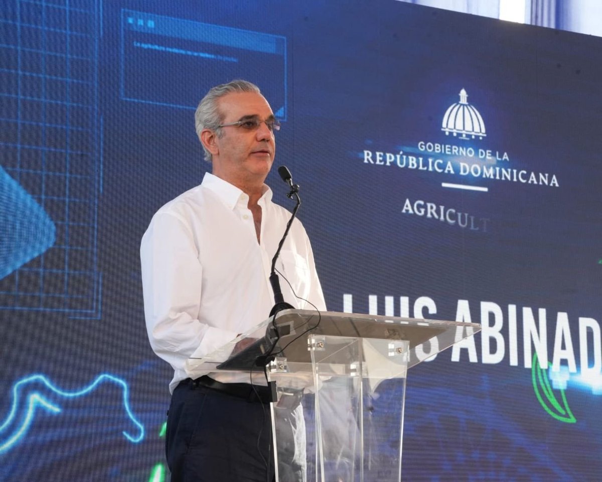 AgriculturaRD's tweet photo. Gobierno lanza PRONAMEC con inversión superior a RD$200 millones

🚜 El Gobierno dominicano puso en marcha el Programa Nacional de Mecanización (PRONAMEC), durante un acto encabezado por el presidente Luis Abinader en San Juan de la Maguana, dando inicio a una estrategia para transformar los procesos productivos, reducir costos, elevar la productividad y disminuir la dependencia de mano de obra extranjera.

El ministro de Agricultura, Francisco Oliverio Espaillat Bencosme, explicó que PRONAMEC tiene como objetivo central producir más, producir mejor y reducir costos, mediante la incorporación progresiva de tecnologías y maquinarias desde la preparación de los terrenos hasta la cosecha y poscosecha.

La implementación inicia con Parcelas Demostrativas de Mecanización en San Juan, y continuará en Las Matas de Santa Cruz, Valverde, La Vega, Constanza y Arenoso, llevando las tecnologías directamente al campo para realizar demostraciones, capacitar a los productores e identificar las soluciones más adecuadas para cada cultivo y región.

El programa contempla además la formación de operadores y mecánicos especializados junto al INFOTEP, financiamientos flexibles con el respaldo del Banco Agrícola, BANDEX y la banca privada, así como esquemas asociativos para facilitar el acceso de pequeños productores a las maquinarias.

También se fortalecerá y modernizará PROSEMA, ampliando progresivamente los servicios de mecanización en las distintas regiones productivas del país.

Enseñar, financiar y expandir: esa es la ruta de PRONAMEC.

“PRONAMEC no es solamente un programa de máquinas. Es una apuesta por la productividad, la rentabilidad, la tecnología, nuestros jóvenes, nuestra seguridad alimentaria y el futuro del campo dominicano”, afirmó Espaillat.

🇩🇴 Desde San Juan comienza una transformación hacia un campo menos dependiente, más eficiente y competitivo.

#PRONAMEC #MinisterioDeAgricultura #AgriculturaRD #Mecanización