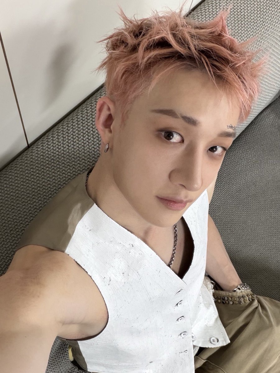 hourlychanming's tweet photo. minchan with their almost matching hair colours https://t.co/7vWiFyTwKF