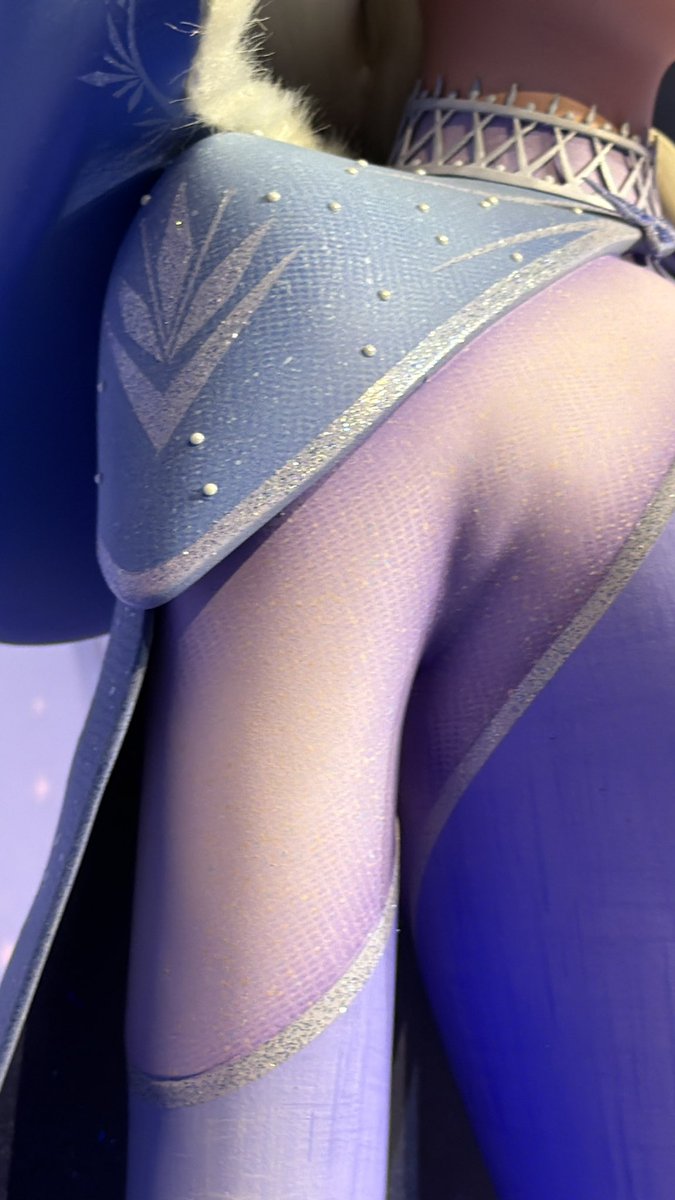 mollymcgay's tweet photo. the details on elsa’s outfit <3 https://t.co/onAknBpU6K