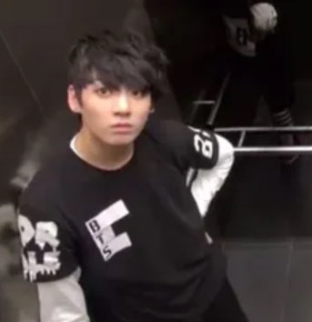 thvmayy_'s tweet photo. recién probaré las oreos amigas, lo compré en el pre-lanzamiento pero me daba pena destruir el envoltorio 😭😭 https://t.co/NEeLlOawEY