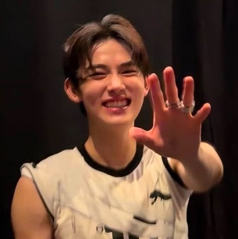 blumartine's tweet photo. he’s just a freaking child 😭😭😭😭🫳🏻 https://t.co/RjUTuWfPVJ