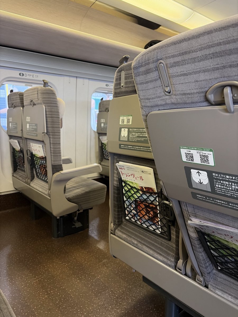green_pepper_h's tweet photo. 新青森行の新幹線、発車⭐️
北へ帰ります

お盆ということでど満席
前列真ん中席のおっさんは真ん中席なのがご不満オーラ全開

盆正月の東北新幹線はすぐ売り切れるから乗れただけラッキーなのにね❤️ https://t.co/JyYlzHSO6o