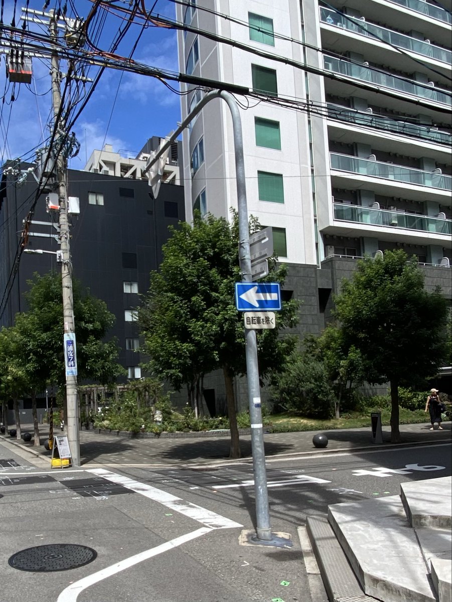 osakanearfuture's tweet photo. 船場地区ってほぼほぼ一方通行なんですが、他府県からの人が増えるこの時期、知らずに逆走する車が一気に増える。コインパーキングから出るタイミングでやってまうん車も多い。
できるだけ声かけてるけど、もう少し注意してね。 https://t.co/xjzIsGUNDx