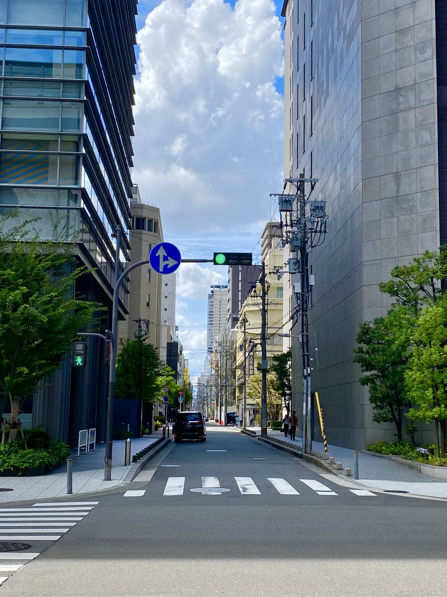 osakanearfuture's tweet photo. 船場地区ってほぼほぼ一方通行なんですが、他府県からの人が増えるこの時期、知らずに逆走する車が一気に増える。コインパーキングから出るタイミングでやってまうん車も多い。
できるだけ声かけてるけど、もう少し注意してね。 https://t.co/xjzIsGUNDx