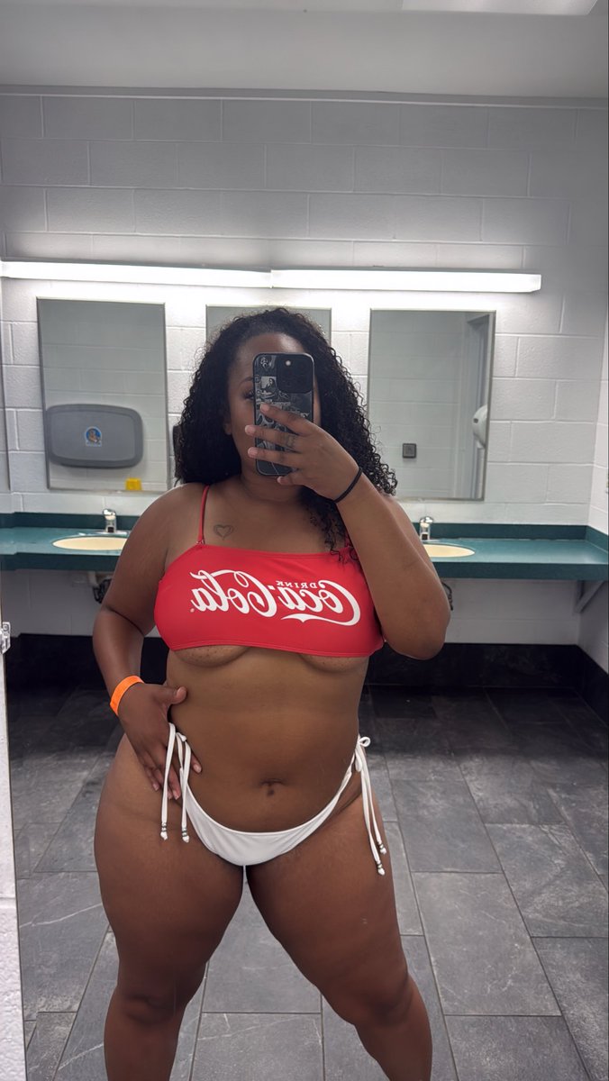 ohthatsshayybby's tweet photo. You kno bad bitches luv coke 🥤😂 https://t.co/KURbtGKTHZ