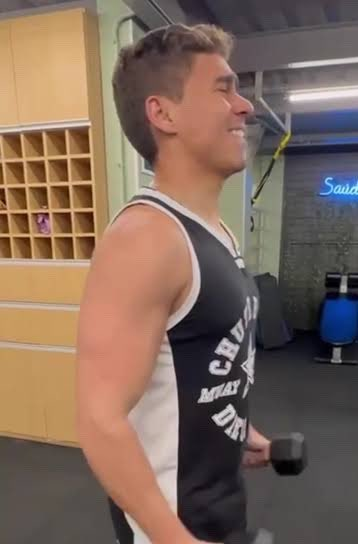 socrazymagrao's tweet photo. treino de braço tá rendendo https://t.co/oGXziL7f9F