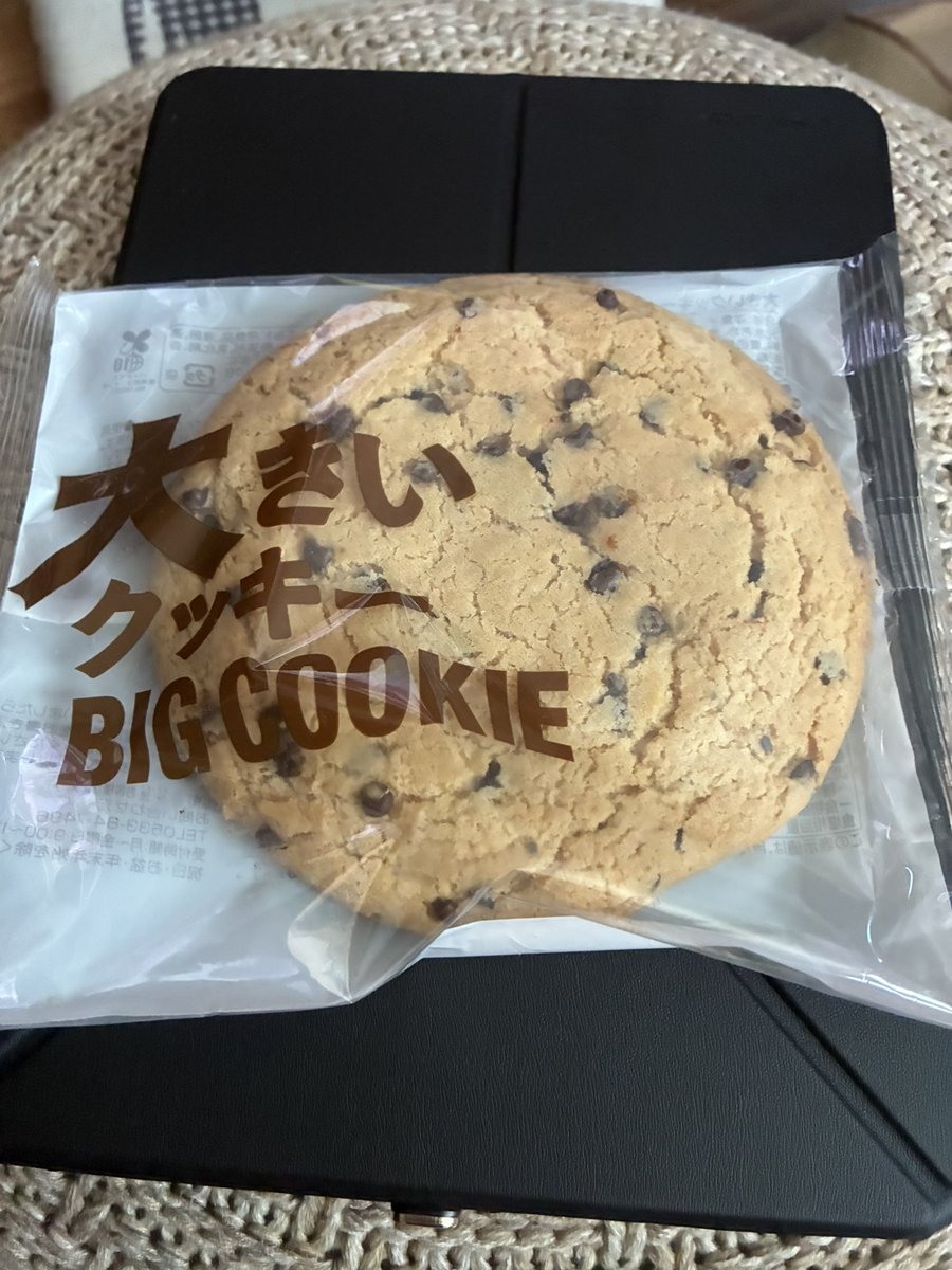 tak80r's tweet photo. コストコよりヤバいクッキーファミマあった
700kcal越…娘はこれ1人で平らげてた https://t.co/ybFJsxgvm6