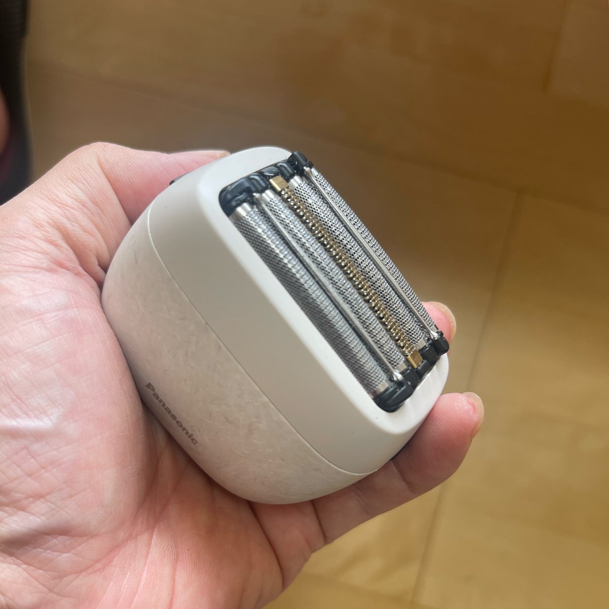 Kazuhiro800's tweet photo. コンパクトだし剃りはいいしTypeC 充電で便利なんだけど、替え刃が9千円とかする。 https://t.co/xrxZZaoteZ