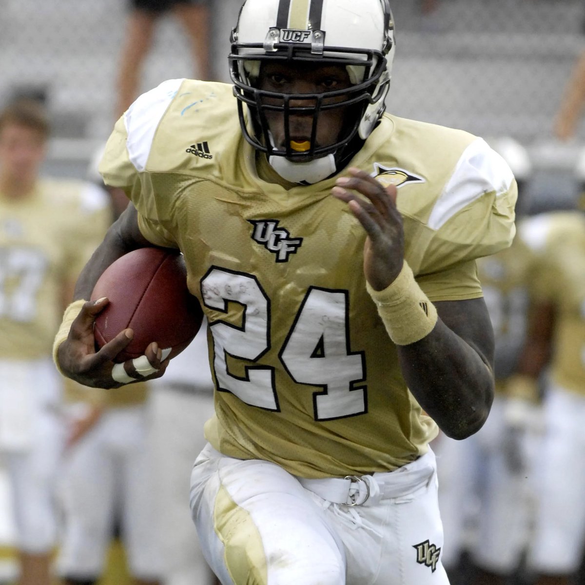 jkvatek's tweet photo. @KevinSmithRB
Second best RB I was ever around - and the other guy set the all time rushing record and won the Heisman. https://t.co/6q72yuIpjm
