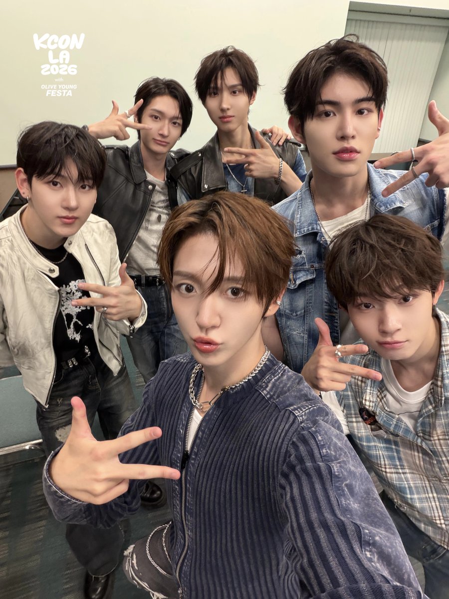 kconusa's tweet photo. [#KCONLA2026] 📸 GREENROOM SELFIE

💙 DAY 1 | AUG 14 (FRI)
#KickFlip @kickflip_jype

Are you ready? Keep your eyes right here 👀

-
KCON LA 2026
AUG 14-16
https://t.co/4sZzQ0FRHI Arena, LA Convention Center

Let’s #KCON https://t.co/EMStAqfCRx