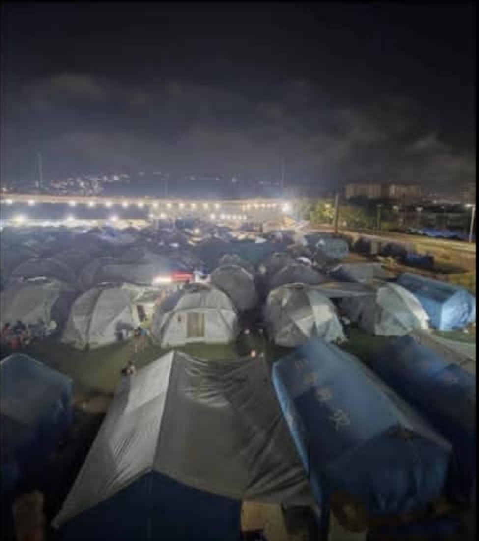 dulcechip's tweet photo. Dia#51 de los terremotos en Catia la mar aquí todavía se necesita ayuda ya temíamos que al pasar la noticia las ayudas bajarían y esto es para largo los refugiados en carpas, los familiares y rescatistas que no se rinden buscando cadáveres debajo de los escombros, la emergencia. https://t.co/nAiTHh6Pfm