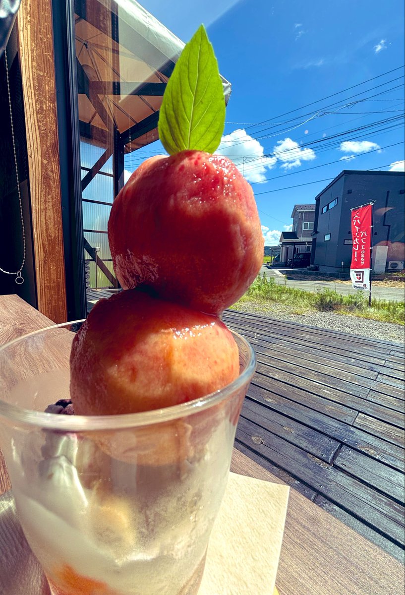 pandoranokibou's tweet photo. もっと桃を食べたい！というご要望にお答えしてやってしまいました！！

まるごと桃パフェダブル✧‧˚
数量限定でご用意しました！

お盆営業最終日、ぜひお待ちしております♡

まるごと桃パフェダブル¥1950 https://t.co/z3QC1t4ec8