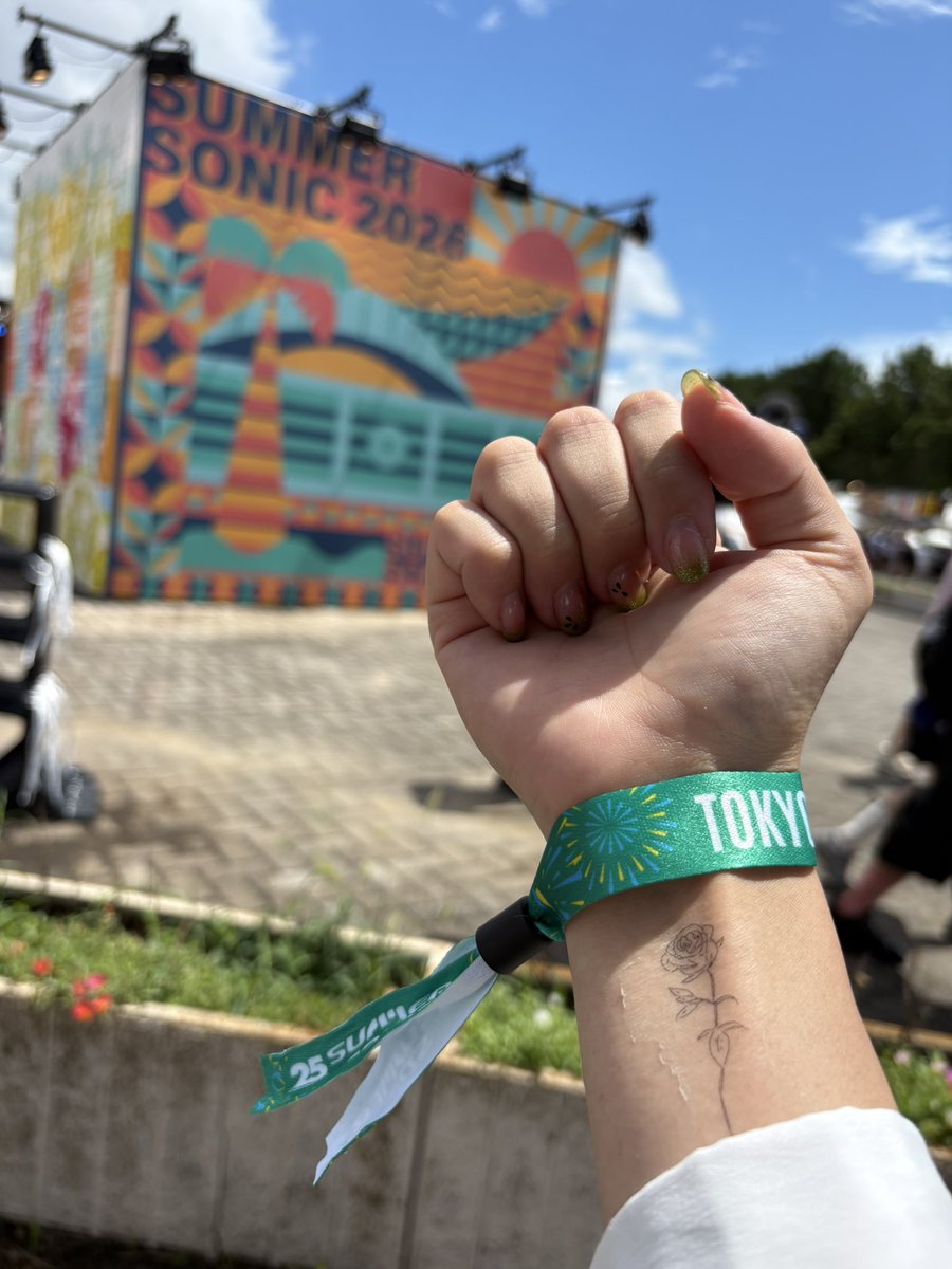 koenara_amnos's tweet photo. 初サマソニ行ってきた!
めちゃ近くでアーティスト見れるのも皆で盛り上がるのも楽しかった!

リストバンド撮る時、声ならのタトゥーシール可愛くてテンション上がった✌️

昨日サマソニからの今日は声ならライブという音楽漬けの2日で最高の休み♡
足は棒になるけど笑
#サマソニ2026 #声にならないよ https://t.co/nTYDGweDLb