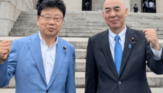 turningpointjpn's tweet photo. 日本保守党、百田尚樹代表と北村晴男議員が靖国神社を参拝！

百田氏は以前から「総理になっても行く」と公言。
そして今年も、言った通りに参拝した。

外交だの政局だのを気にして参拝を見送る政治家もいる中で、「私は行きます」と言った人が本当に行く。

これ、シンプルだけど大事だと思う。

国のために命を落とした人たちに手を合わせることまで、いちいち他国の顔色をうかがう必要があるのか。

こういうところでブレない政治家を、もっと見たい。

外交的な波風を恐れて信念を曲げる政治家が目立つ中、堂々と靖国に向かう姿勢は、多くの国民の共感を呼ぶと思う。

国に殉じた方々への哀悼は、他国の顔色をうかがうべき性質のものではないし、日本保守党の姿勢は、その原点をぶれずに示していると思う。

他の国会議員も続いてほしい。
