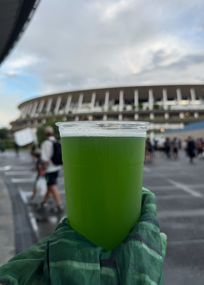 緑色のビールなんて最高だなと思ってつい大きい方買ってしまった