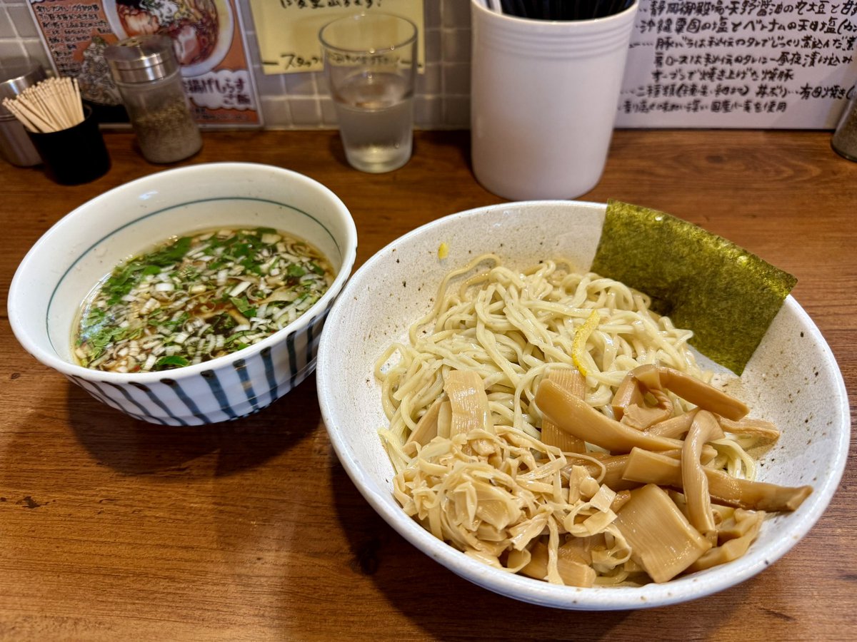Vladimir3232's tweet photo. 麺処 びぎ屋
@東京都目黒区 学芸大学

醤油つけ麺 1100円
メンマ 200円

初つけ麺。 https://t.co/HwEH2oua5N