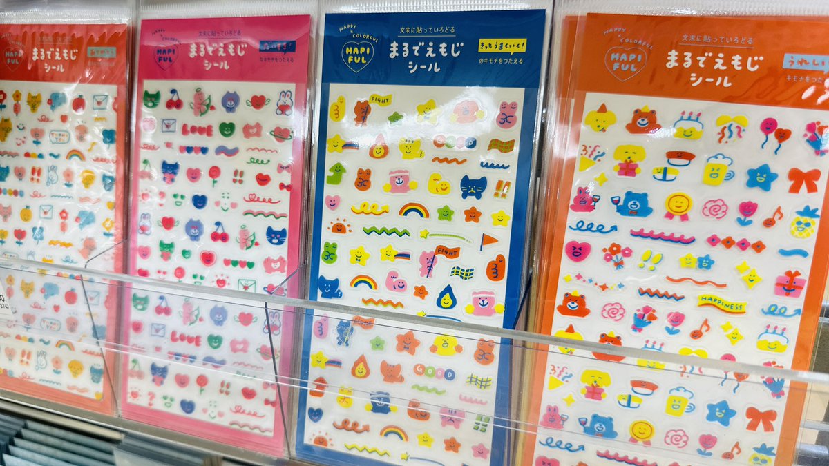 LOFT_YOKOHAMA's tweet photo. 「HAPPY」と「COLORFUL」が合わさった「HAPIFUL（ハピフル）」🍀

それぞれ「だいすき！」「ありがとう」「きっとうまくいく！」「うれしい！」の気持ちがつまったデザイン💛

レターセット、シール、メモパッド、ミニカードがラインナップ✉️

ポップな色づかいは、受け取った瞬間に心が晴れやかに🌈 https://t.co/BvBsIlHUcJ
