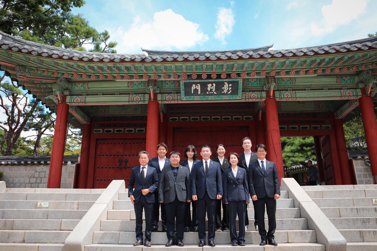 fopeopler's tweet photo. [김용민 의원실]

광복 81주년입니다. 효창공원 백범 김구 선생님을 비롯한 독립 선열들의 묘역을 찾아 참배하고 왔습니다.

국가의 주권을 되찾기 위해 수많은 고초를 겪으신 선열들의 희생에 대해, 감사함과 존경의 마음을 표했습니다.

최근 SNS를 중심으로 독립운동가를 폄훼하고 역사를 왜곡하는 문제가 잇따르고 있습니다. 우리민족의 자긍심과 민족정신을 스스로 폄하하고 훼손시키는 낯부끄러운짓이 아닐 수 없습니다. 

무도한 외세의 총칼 앞에서도 두려움 없이 목숨던져 지켜낸 대한민국이고 민족정신이자 우리의 근간입니다. 한낱 조롱의 대상과 감히 재미의 대상이 되어서도 안되는 것입니다.

우리 민족의 정신은 그때부터 지금까지 계속해서 이어지고 있습니다. 그 정신을 이어받은 대한민국 국민들이 꿋꿋이 민주주의를 지켜나가고 있습니다. 잘못된 것은 반드시 다시 바로잡을 것입니다.

앞으로도 선뜻 목숨내어 이루고자 했던 선열의 뜻을 헤아려 더 굳건한 대한민국을 만들어 나갈 것을 다짐합니다.