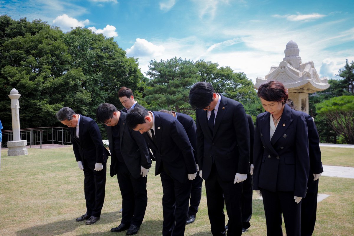 fopeopler's tweet photo. [김용민 의원실]

광복 81주년입니다. 효창공원 백범 김구 선생님을 비롯한 독립 선열들의 묘역을 찾아 참배하고 왔습니다.

국가의 주권을 되찾기 위해 수많은 고초를 겪으신 선열들의 희생에 대해, 감사함과 존경의 마음을 표했습니다.

최근 SNS를 중심으로 독립운동가를 폄훼하고 역사를 왜곡하는 문제가 잇따르고 있습니다. 우리민족의 자긍심과 민족정신을 스스로 폄하하고 훼손시키는 낯부끄러운짓이 아닐 수 없습니다. 

무도한 외세의 총칼 앞에서도 두려움 없이 목숨던져 지켜낸 대한민국이고 민족정신이자 우리의 근간입니다. 한낱 조롱의 대상과 감히 재미의 대상이 되어서도 안되는 것입니다.

우리 민족의 정신은 그때부터 지금까지 계속해서 이어지고 있습니다. 그 정신을 이어받은 대한민국 국민들이 꿋꿋이 민주주의를 지켜나가고 있습니다. 잘못된 것은 반드시 다시 바로잡을 것입니다.

앞으로도 선뜻 목숨내어 이루고자 했던 선열의 뜻을 헤아려 더 굳건한 대한민국을 만들어 나갈 것을 다짐합니다.