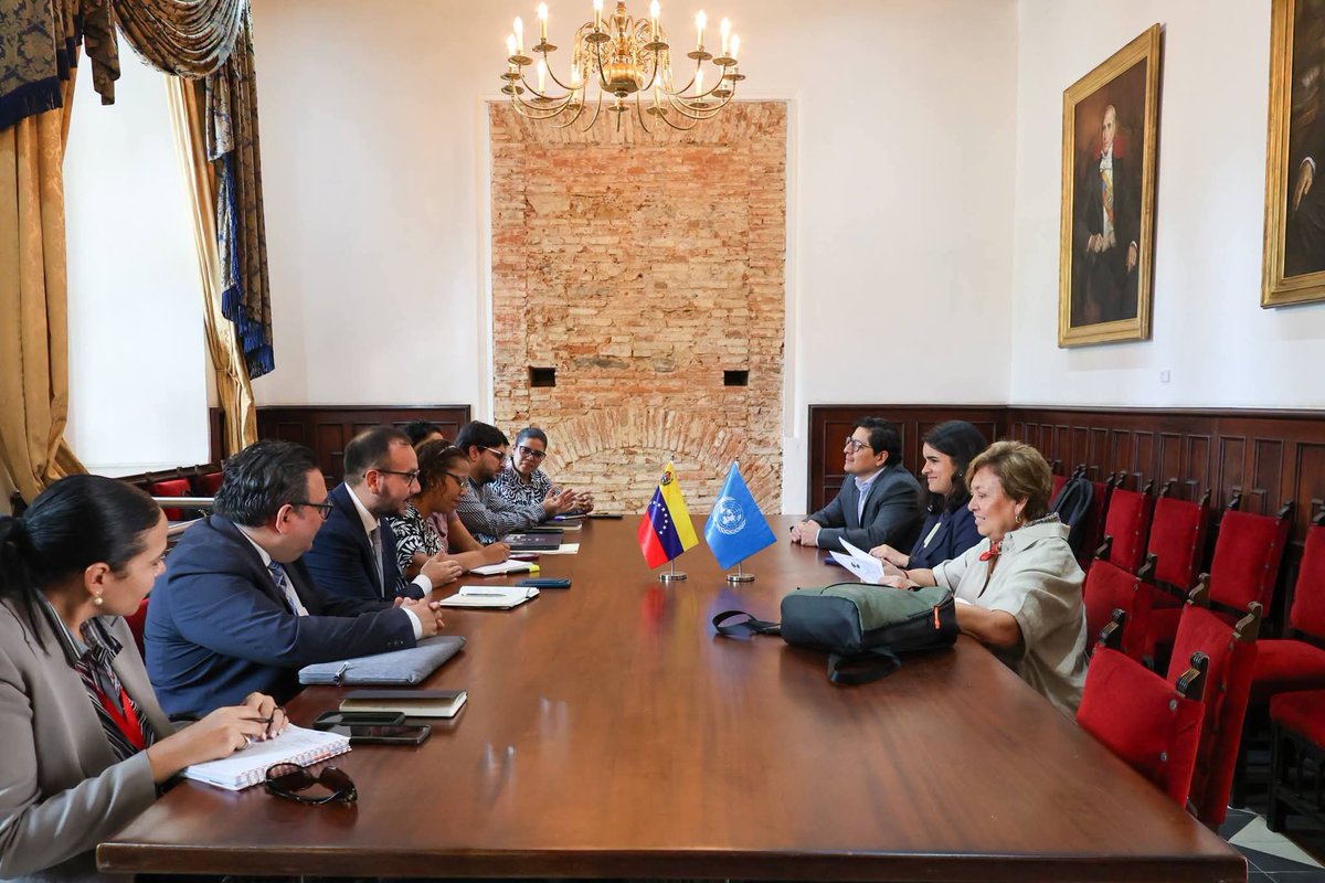 Cancilleria_ve's tweet photo. 📰#Noticia | Gobierno venezolano y PNUD revisan los avances en elaboración de la Evaluación de Necesidades Post-Desastre

El viceministro Joaquín Pérez señaló que el Estado impulsa este esfuerzo articulando capacidades, información y conocimiento.

https://t.co/dbkeFLmTUF https://t.co/i1XIZZ18uF