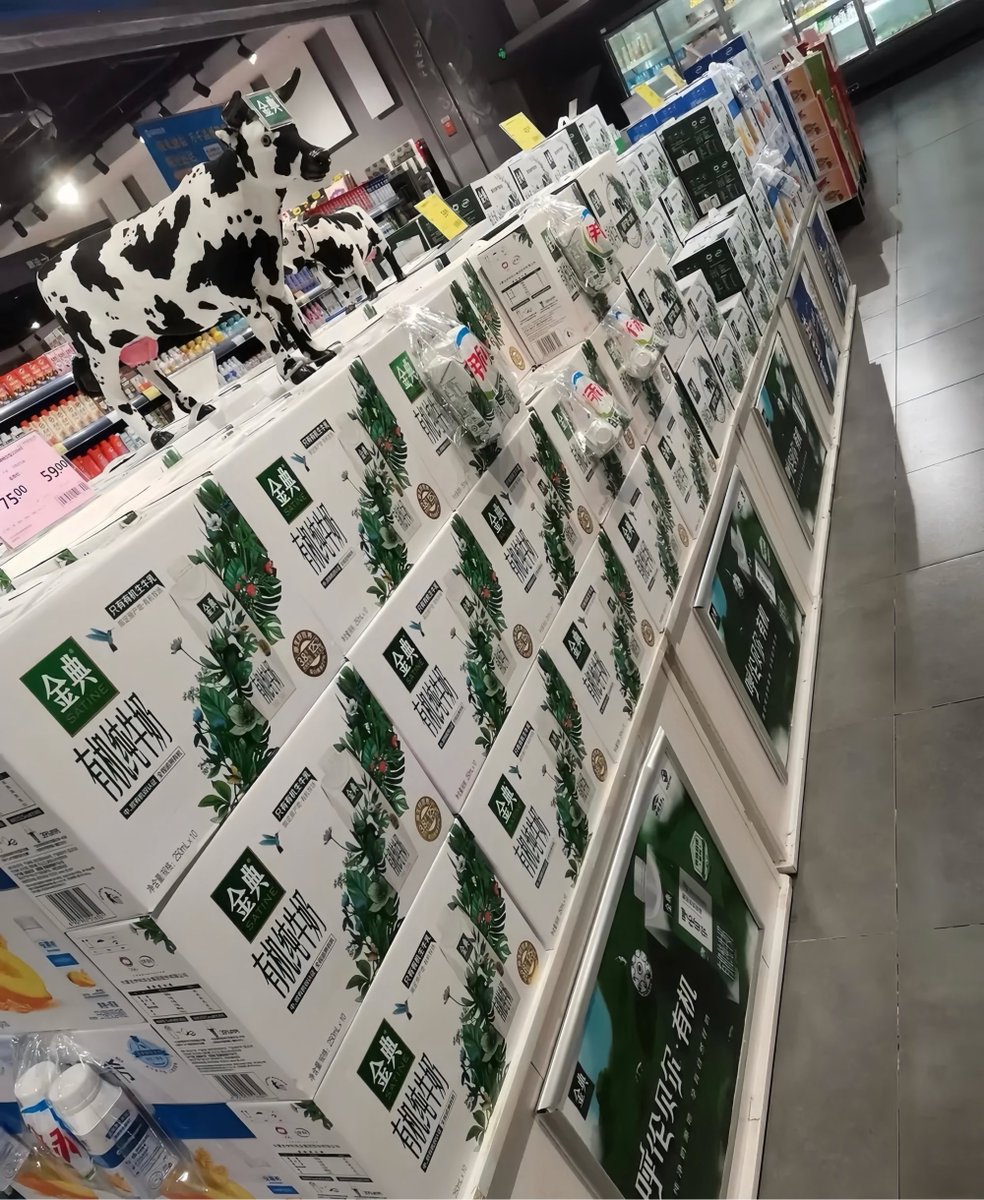 harriet69490's tweet photo. Weekly restock at our neighborhood convini! Fresh milk, cold brew coffee and instant noodles just arrived to fuel your busy workdays ， https://t.co/Jh6WJeJ26G