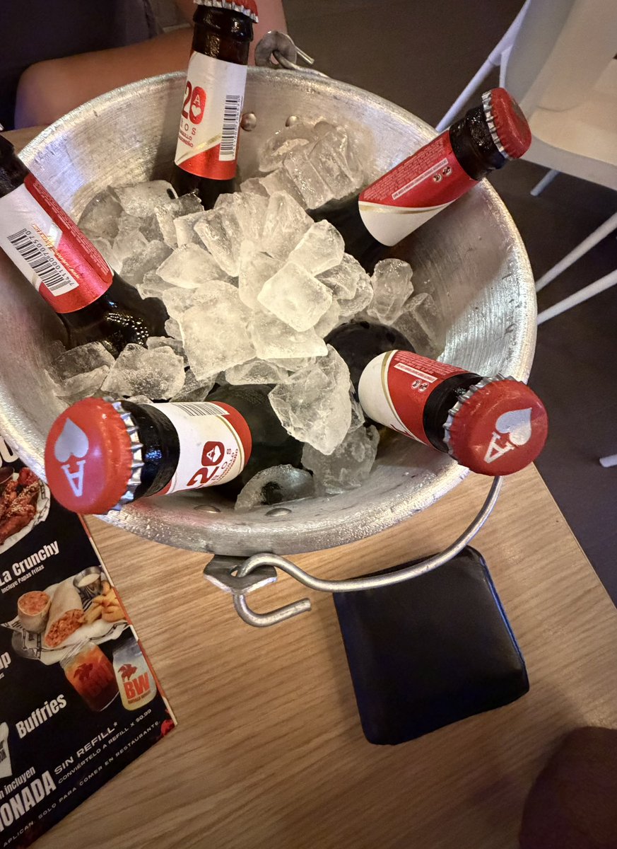 Rivaas20's tweet photo. Logré canjear mi balde de cervezas 🍻 🤣🙏🏻 https://t.co/zjuBogcDJi