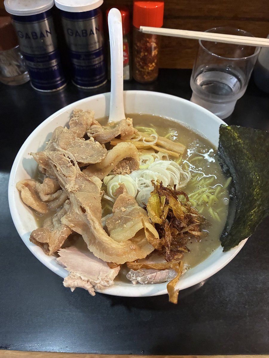 metalmax_ramen's tweet photo. 一条流がんこ 総本家分家四谷荒木町
大量イカ煮干100SPラーメン

すごく美味かった。
これは今までの中で一二を争う好みの味。
イカの旨味を強く感じるのにイカの嫌な部分は感じない。
始終感動しながら食べてた気がする。
今日はホントに来て良かった。 https://t.co/TJioPKOGCj
