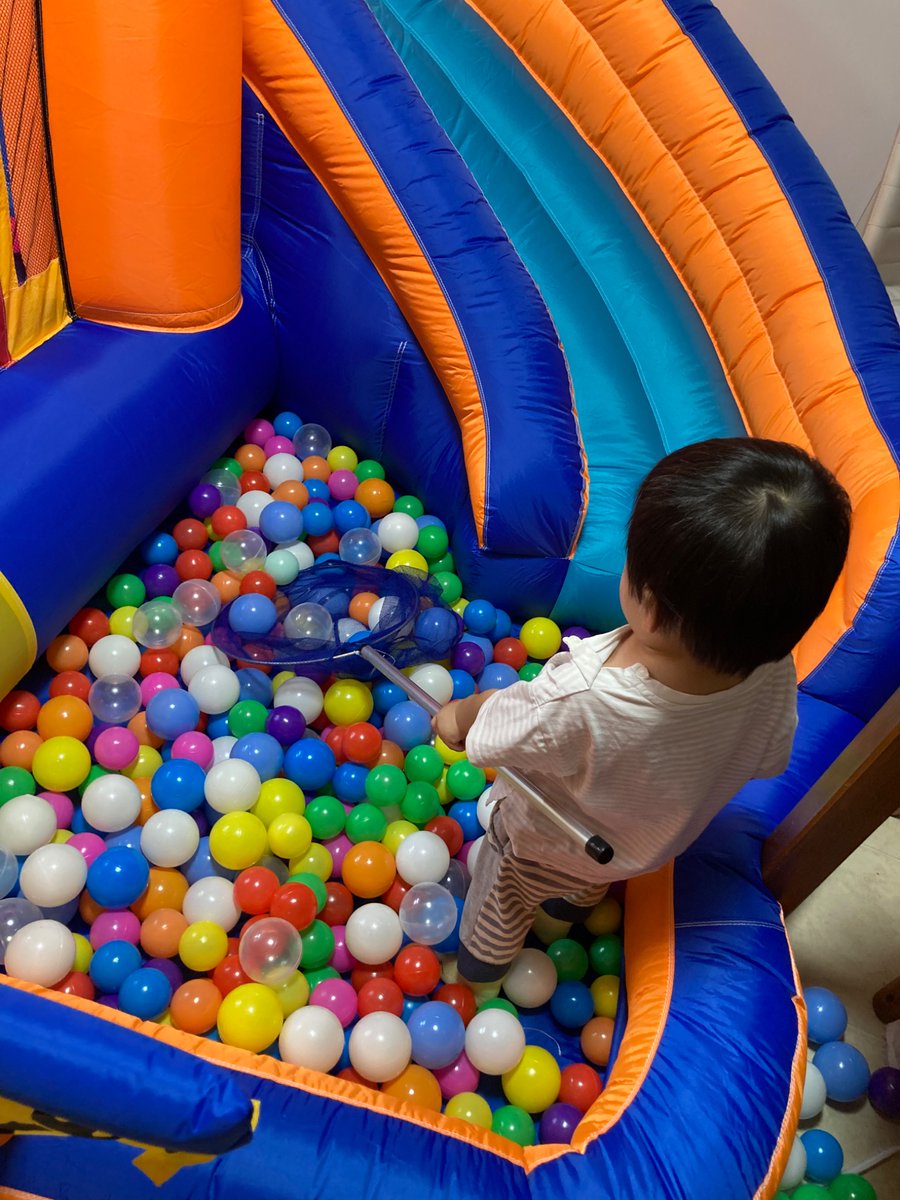 Tree_kiki09's tweet photo. 今年は家で子供達をエアー遊具で遊ばせるお盆。
送風機は信じられないくらいうるさいけど、出してる間ずっと遊んでくれる（要監視） https://t.co/uPYAZF3Wzk