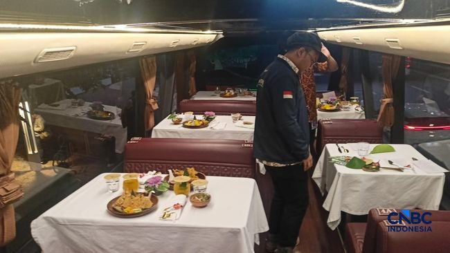 LambeSahamjja's tweet photo. tampilan ayanan open dining transjakarta:
- udah dibuka untuk umum sabtu 1 agustus 2026
- tarif mulai 500.000 per orang
- termasuk biaya bus 150.000  
- dan menu premium 350.000
- pake bus tingkat double decker dengan kaca panoramik
- rute dari kota tua ke sarinah pp, durasi 1 jam 25 menit
- ada dua sesi keberangkatan tiap hari, jam 16.00 dan 18.15 wib
- sebelum berangkat ada tur museum house of tugu
- selama perjalanan ada live music dan storytelling sejarah kawasan
- kapasitas terbatas cuma 30 orang per perjalanan
- pilihan set menu ada nusantara heritage peranakan set
- japanese indonesia peranakan set
- dutch-indies peranakan set