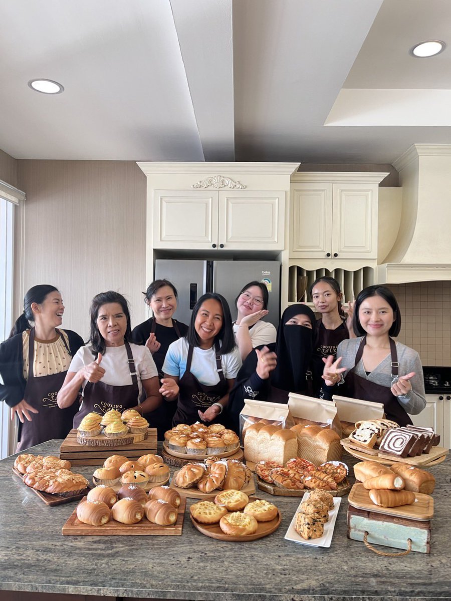 cookingtalk1's tweet photo. 🍞 อยากทำขนมปังขาย เริ่มให้ถูกตั้งแต่ครั้งแรก

🇯🇵 JAPAN BREAD COURSE
คอร์สขนมปังสไตล์ญี่ปุ่นเพื่อการค้า

เรียนตั้งแต่พื้นฐาน จนต่อยอดเป็นขนมปังหลากหลายเมนู
ทั้ง ขนมปังหวาน • ขนมปังคาว • ไส้โฮมเมด • เทคนิคขึ้นรูป

✨ ลงมือทำจริงทุกขั้นตอน
✨ ไม่มีพื้นฐานก็เรียนได้ https://t.co/7Q7UMG44ZD