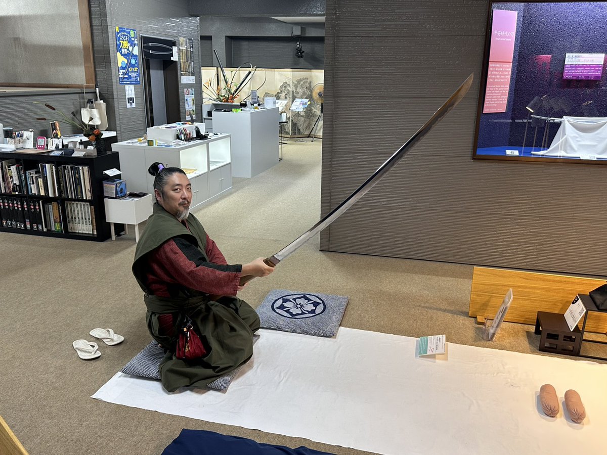 Samurai_Museum's tweet photo. 【お侍さんと写真を撮ろう！】
本日限定スペシャルイベント開催中！
お侍さんに大太刀を持っていただきました( ´∀｀)
かっけぇ… https://t.co/bZCW5o7FRn