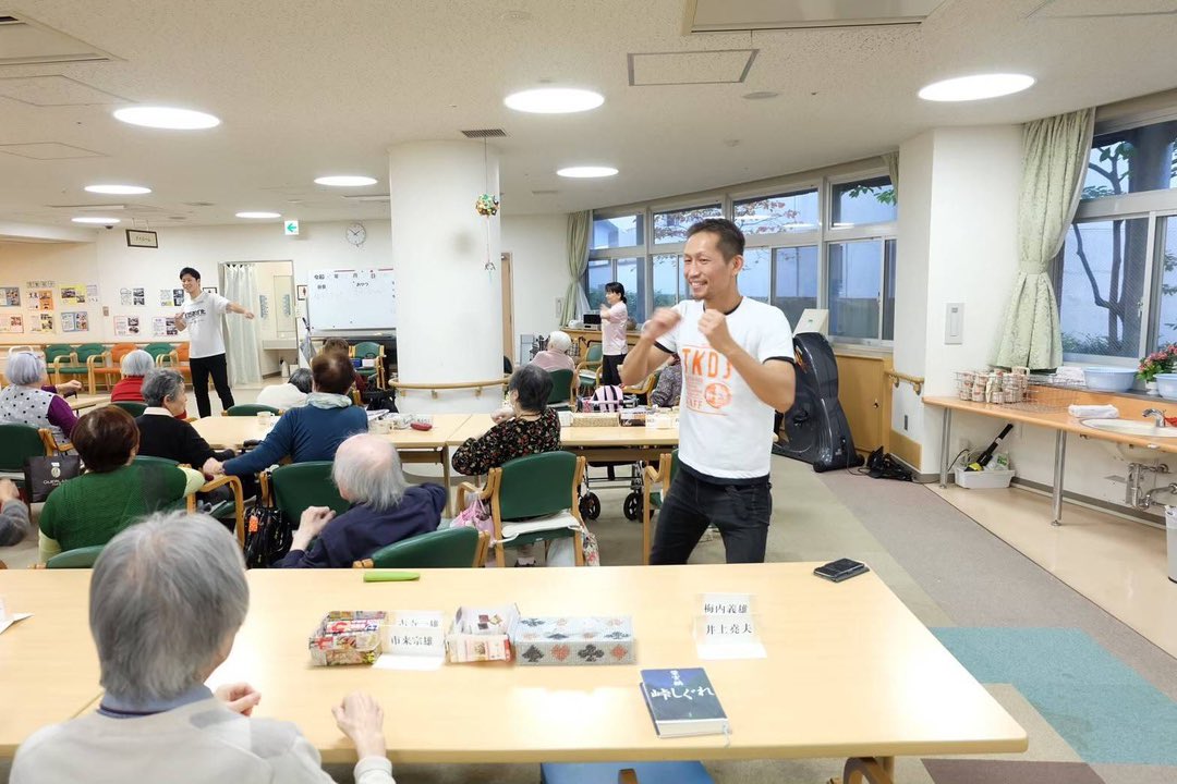 ff_ikebukuro2's tweet photo. インストラクターの塚原です！

ファイトフィット池袋東口店😃

シニアクラス(60歳以上推奨クラス)も行なっています！
経験豊富なインストラクターがお待ちしています！

#シニア https://t.co/DHmXnM7Xza