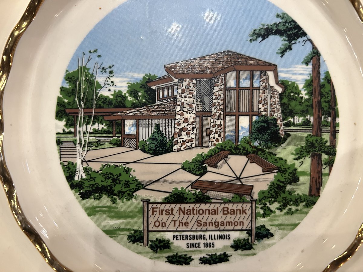 IllinoisStudies's tweet photo. Used to be a bank I guess https://t.co/13Y9Qx7Xh7