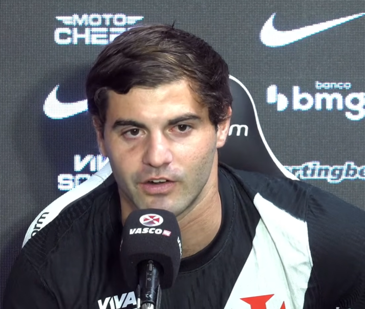 futtmais's tweet photo. Santiago Sosa fala sobre rivalidade do Vasco com o Flamengo em apresentação:

"Tem um sabor diferente jogar contra o Flamengo. É uma partida a parte. Eu sei que é uma partida que a torcida do Vasco quer ganhar."

📸 Reprodução https://t.co/cpvhfihbqe