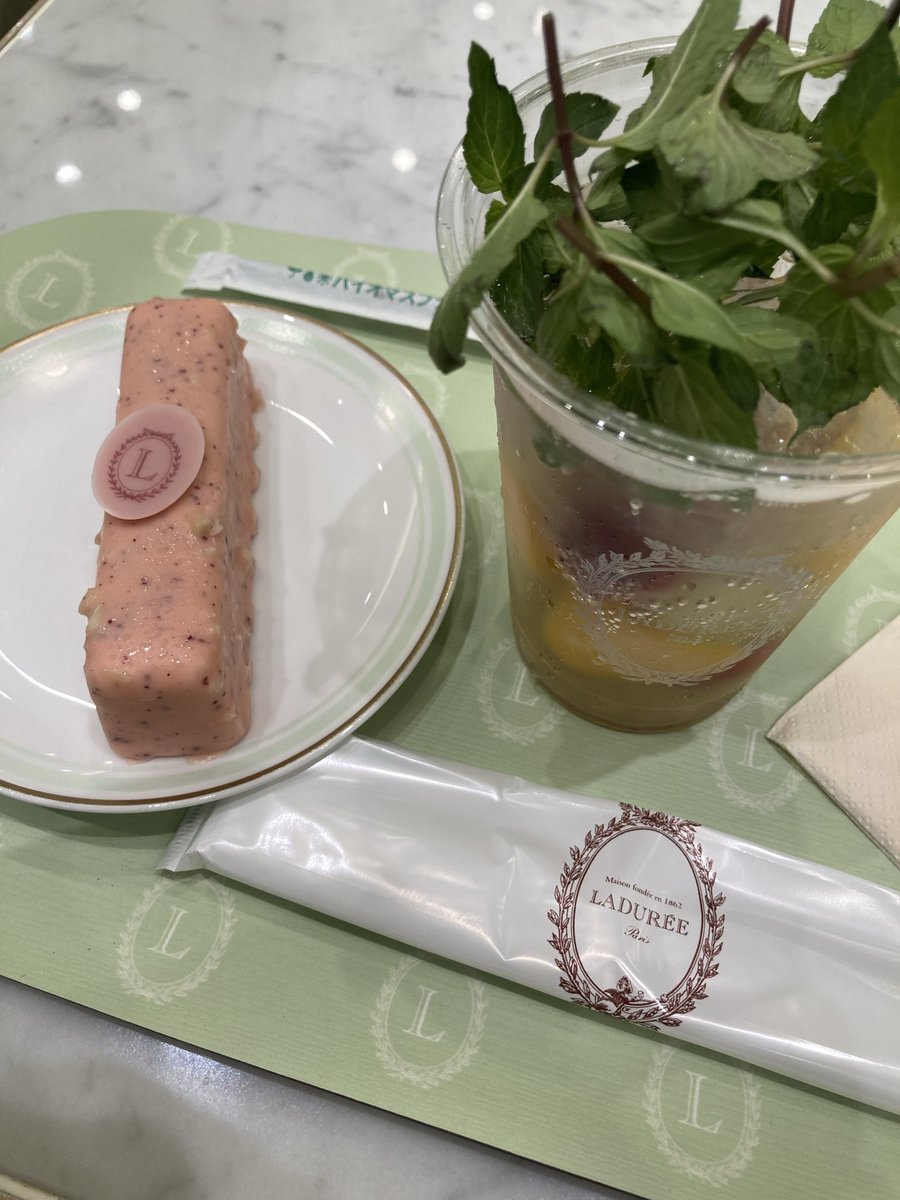 suica21's tweet photo. メンチさんとモーニングした後ラデュレカフェに来た https://t.co/bVf8pd6AXl