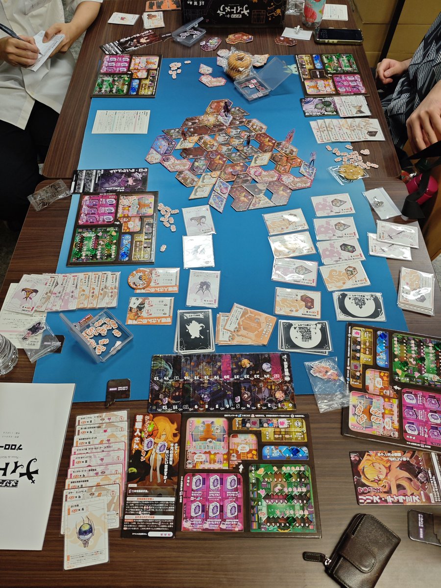 Board_Links's tweet photo. 7/31（金夜）【最終営業の様子】
ポストするのすっかり忘れてました…
なんか色々プレイされてました！
メゾンドのルールで部屋のマークを揃えて立てる事を把握できていなかったので訂正。実際かなり影響あったわすいません。
#長野県
#上田
#ボードリンクス
#ボードゲーム
#ワーカーズコープ https://t.co/vJ7UyM5xm1