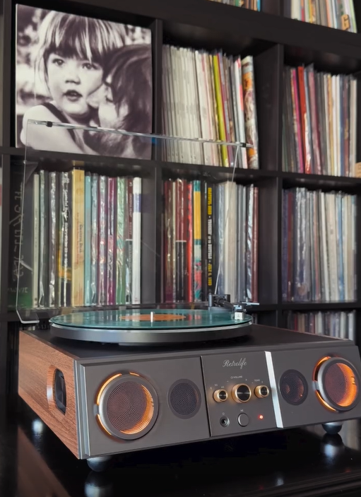 RetrolifeP's tweet photo. Vinyl nights just got a little better. 🎵 The Retrolife T27S brings together classic records, modern convenience, and warm lighting to create the perfect listening corner. https://t.co/XxiGS8UY1y

#VinylRecords #RecordPlayer #Retrolife https://t.co/YgYfPYUEFY