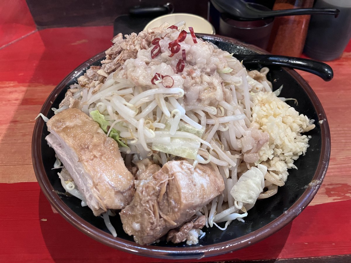 Ne22i's tweet photo. ラーメン二郎会津若松駅前店
ミソの麺ﾏｼをつけ麺と汁無しで食べた感想〜！

ラーメンより味噌の良さが生きる！ちょっと高いけど、ミソはつけ麺か汁無しオススメ！

豚が一枚なのが悲しみ。思わず課金しちゃったけど、結果、
ミソ¥1300
麺ﾏｼ¥200
汁無し変更¥300
豚1枚¥200
計¥2000

ﾋﾟｬｰ😂 https://t.co/URjAMejjgx