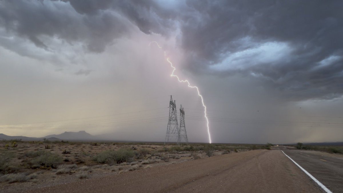 carlosstech702's tweet photo. @NWSVegas @KTNV @8NewsNow @FOX5Vegas @News3LV  this is on AZ-143 temple bar road and 93 north

#wxnv #wxaz #lasvegas https://t.co/I5XBeIHlLh