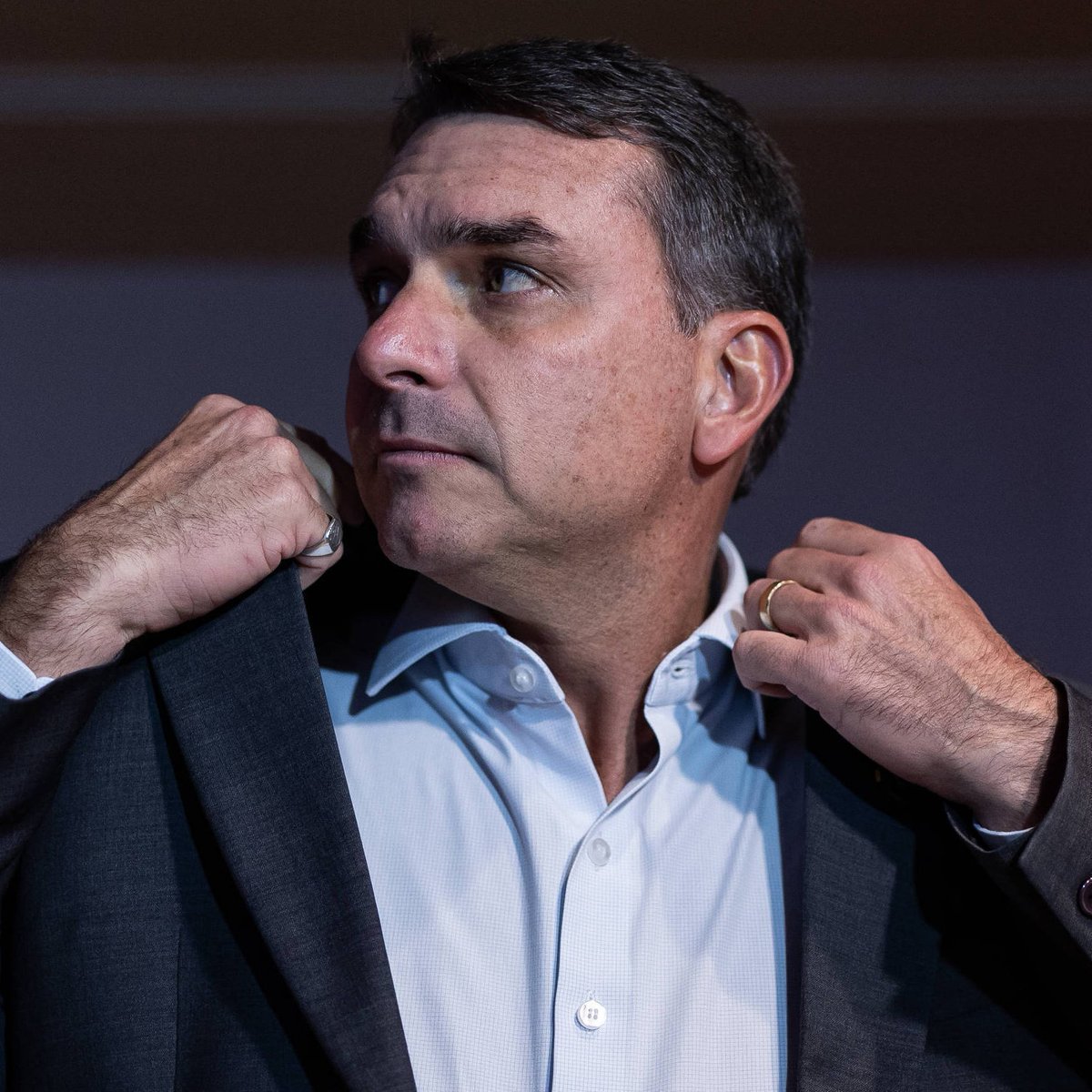 DadosPoder's tweet photo. Reviravolta histórica? Janones prevê avanço impressionante de Flávio Bolsonaro nas redes.

​O deputado federal André Janones agitou o debate político ao fazer uma previsão bombástica sobre a corrida eleitoral e o peso do engajamento digital. Apostando alto na força da internet para transformar o cenário político, o parlamentar publicou:
​
🗣️ "Flávio ultrapassará Lula até a segunda semana de setembro. Salvem esse tuíte! Nem os analistas, nem os comentaristas, nem a esquerda e, pasmem, nem os bolsonaristas tem a exata noção do que está por vir."