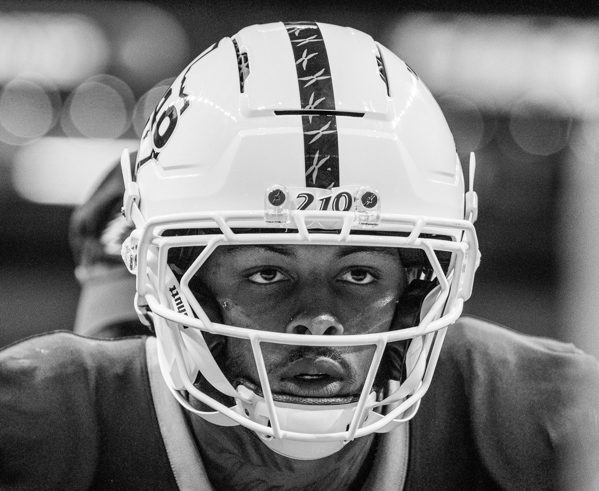 rylanphotog's tweet photo. Robert Henry Jr. in his NFL debut: 

- 12 carries 
- 75 rushing yards 
- 6.3 YPC 
- 1 touchdown https://t.co/KUmIGlPJjs