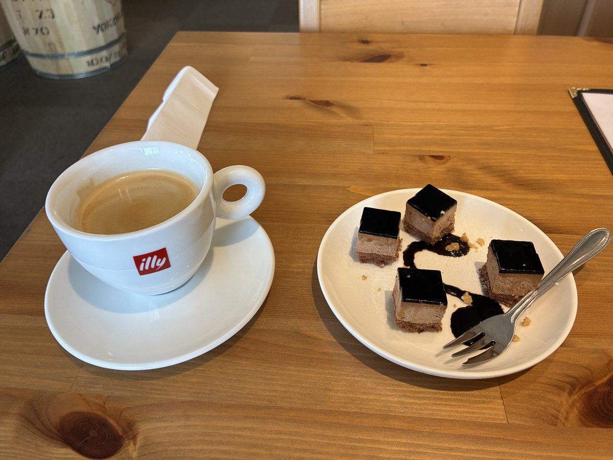 Bt06P's tweet photo. 映画館行く前に、気になってたカフェでまったりと☕️ https://t.co/YXHX4MTdTM