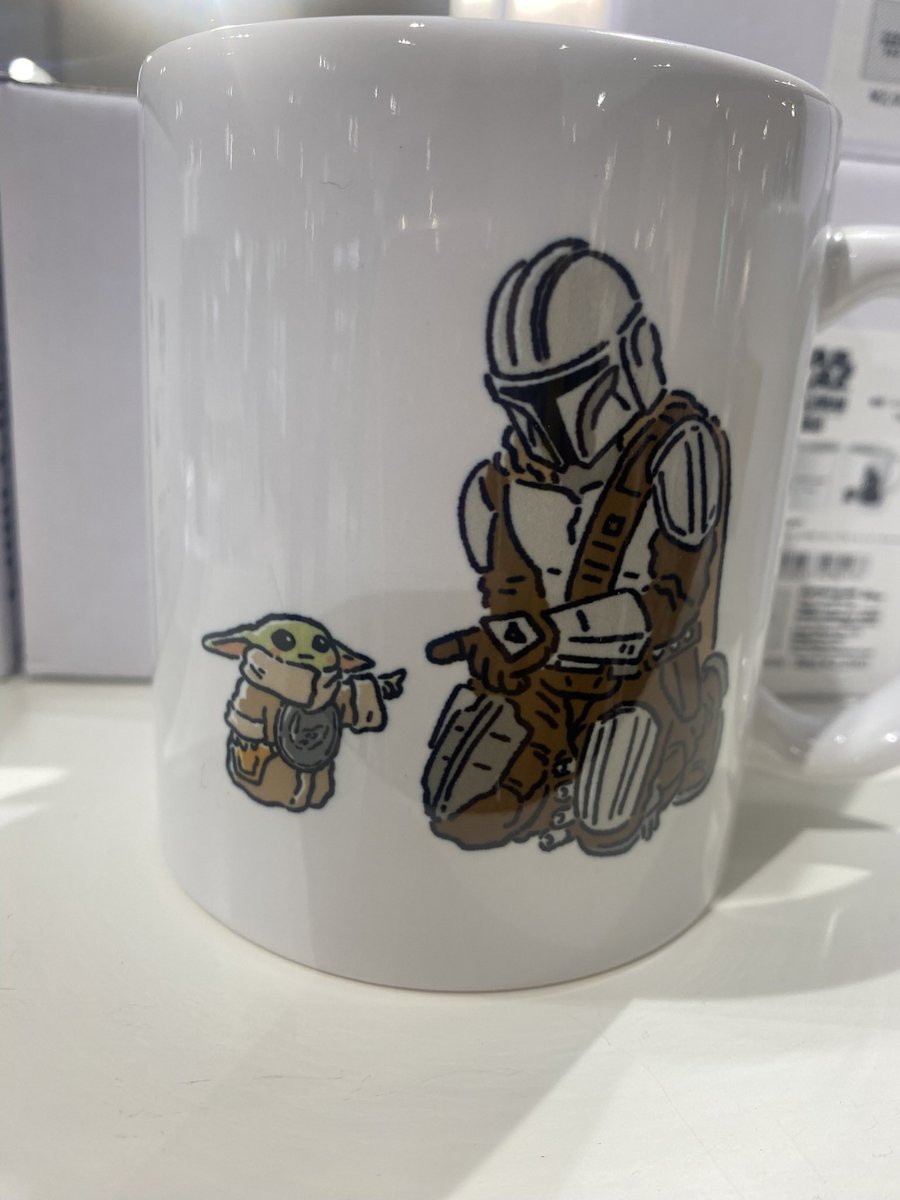 hiroaroha's tweet photo. 毎年京都伊勢丹のマーベル＆スターウォーズのPOP UPきてるけど今年は映画が公開された事もあって凄い人気✨毎年こんなに並ばないのにビックリ🫢去年はグローグー壁一面残ってたのに変われば変わるもんだ😵でもいつ来ても観てるだけでも楽しい、といいながら買っちゃうけど😝
＃京都伊勢丹 https://t.co/yOWFb1grvr