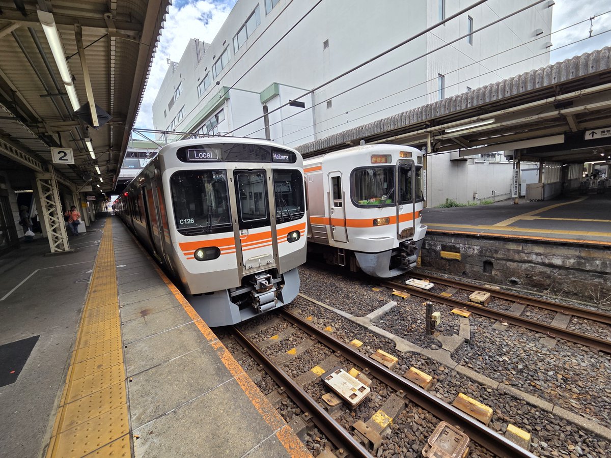 BwDadada's tweet photo. 久々この駅で乗り換え

８→４両乗り換えは酷　笑 https://t.co/CwhEhYg84O